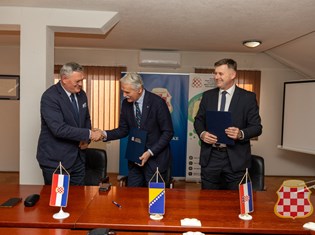 thumbnail_13 11 Foto Ugovor 5.jpg